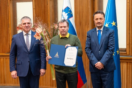 Aleš Erjavec v družbi predsednika DS RS Marka Lotriča in podpredsednika Matjaža Švagana