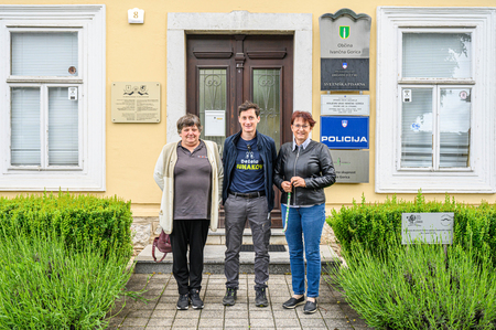 Cene Prevc v družbi Marije Rus in Tanje Fajdiga