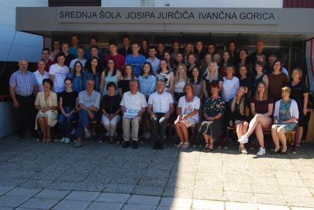 DSC_0397_Spominska_fotografija_maturantov_s_profesorji