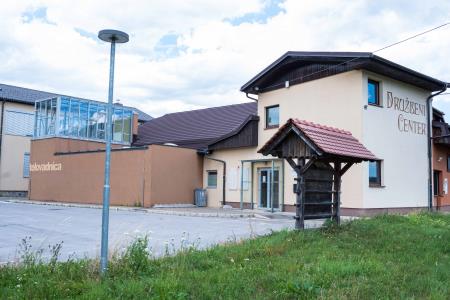 Nova streha na Družbenem centru Krka