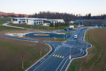 Prometna ureditev in posodobljeno avtobusno postajališče pri šolskem centru v Ivančni Gorici