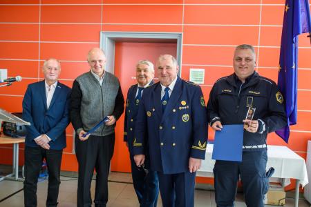 Zlati znak AVP Policijski postaji Grosuplje in Marjanu Potokarju