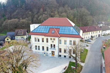 Hisa-kranjske-cebele-s-pticje-perspektive-foto-Branko-Petauer